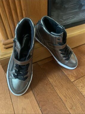 G by guess woman’s 7.5 Metallic Bronze High-Top Sneakers with Strap new